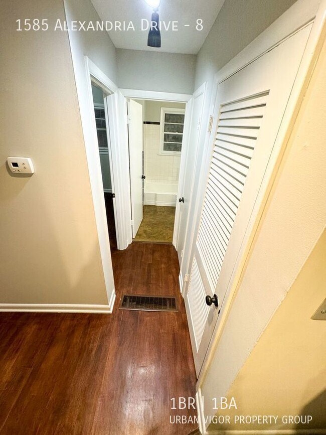 Building Photo - 1 Bedroom / 1 Bath - Apartment