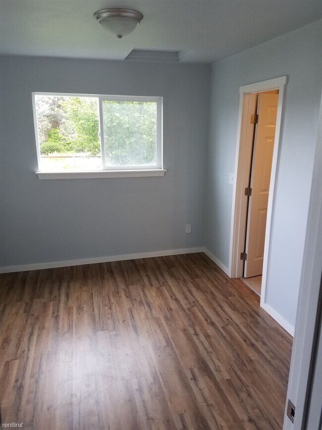 Building Photo - 2 br, 1.5 bath Duplex - 1508 11th Street A