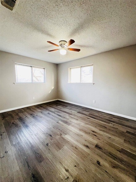 Foto del edificio - 215 Birdwell Rd