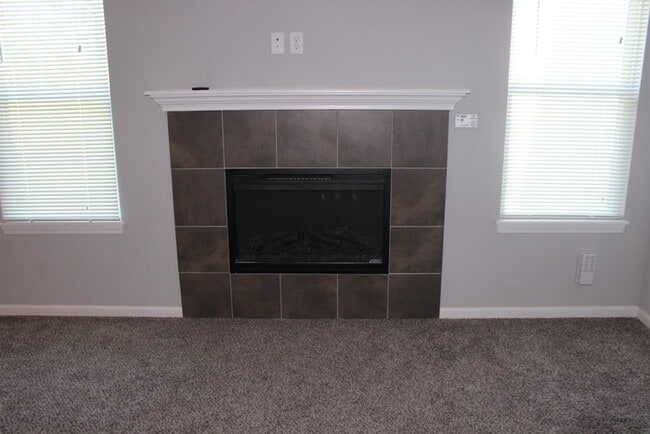 Building Photo - Beautiful Town Home!