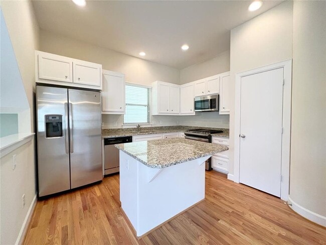 Foto del edificio - Modern tri-level 3 bed/ 2.5 bath