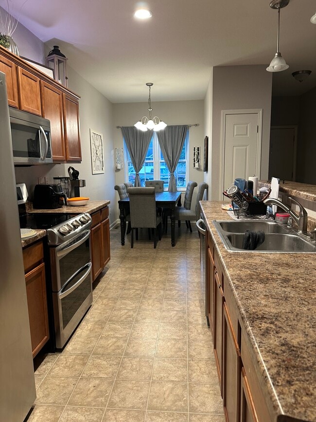Building Photo - 450 Quiet Meadow Dr