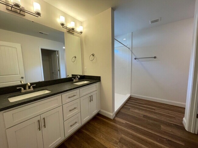 Foto del edificio - Inquire today on how to get FREE rent!