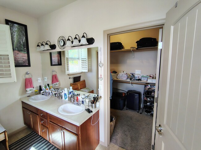 Building Photo - 593 Sinatra Way