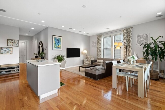 Building Photo - 171 W 4th St