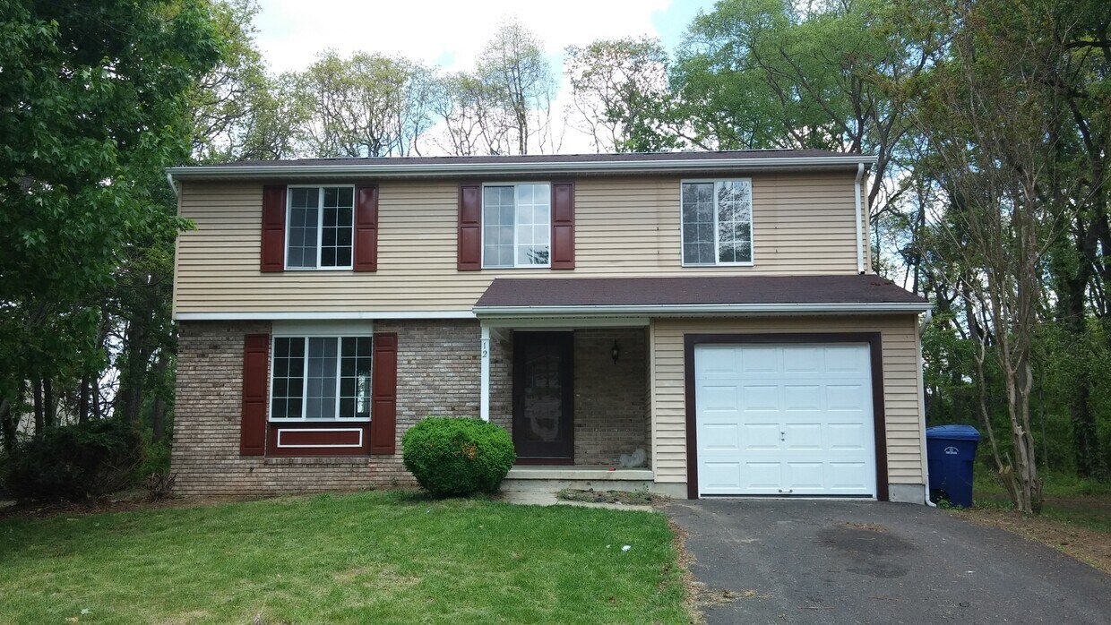 Foto principal - 4 bedroom 2.5 bath single family in Burlington Township