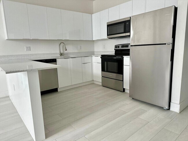 Building Photo - 1091 E 17th St