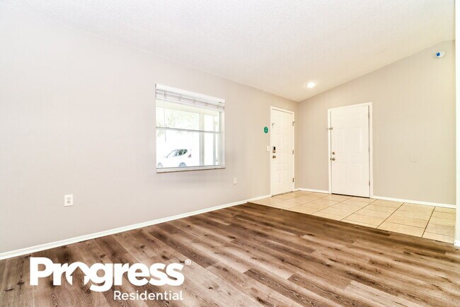 Foto del edificio - 8047 Hathaway Dr