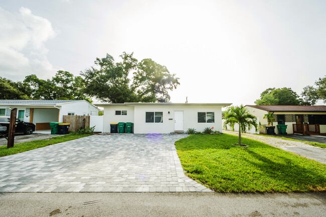 Building Photo - 4548 SW 24th Ave