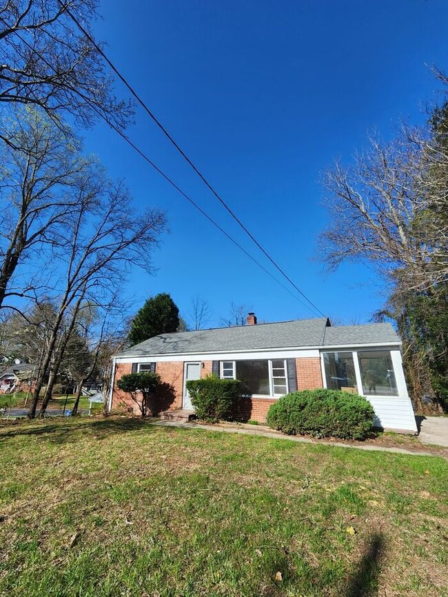 Building Photo - Asheville Rental!