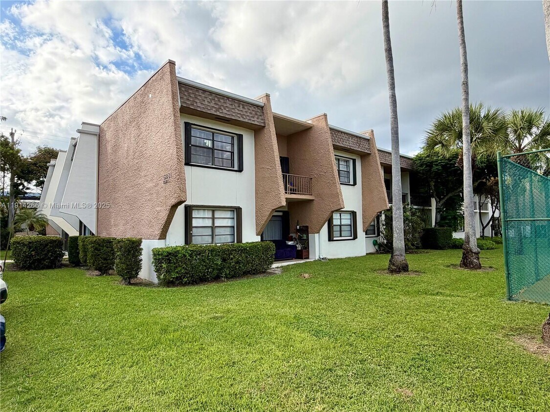 Primary Photo - 8281 SW 128th St