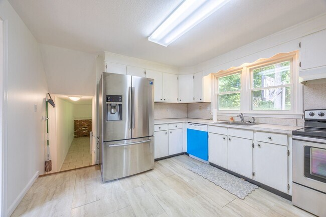 Foto del edificio - 5 Bedroom Split Level Single Family