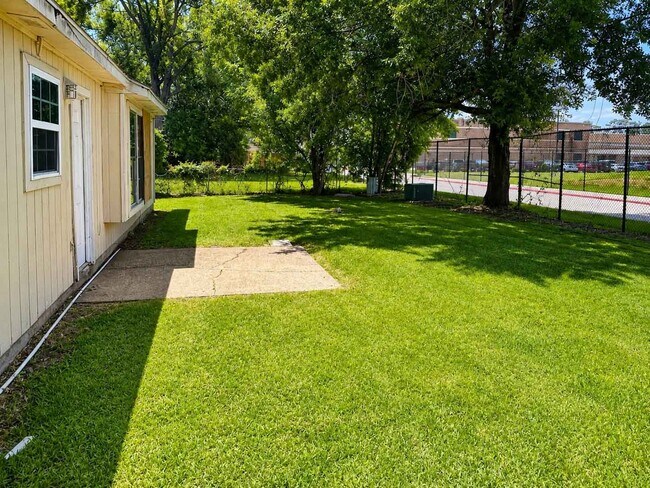 Building Photo - 8607 Sherrywood Dr