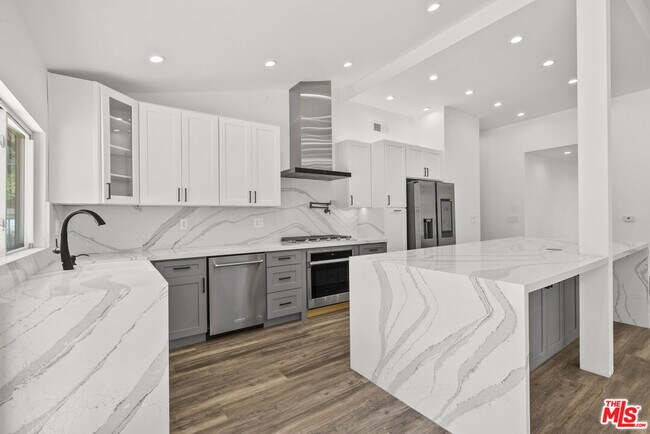 Foto del edificio - 4825 San Feliciano Dr