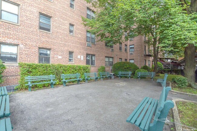 Foto del edificio - 131-11 Kew Gardens Rd