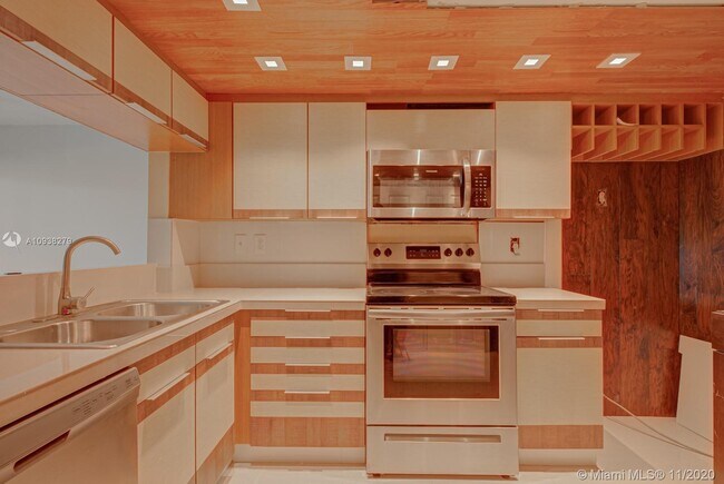 Building Photo - 9010 SW 125th Ave