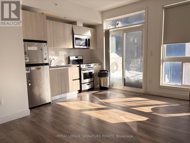 Building Photo - 335 College St