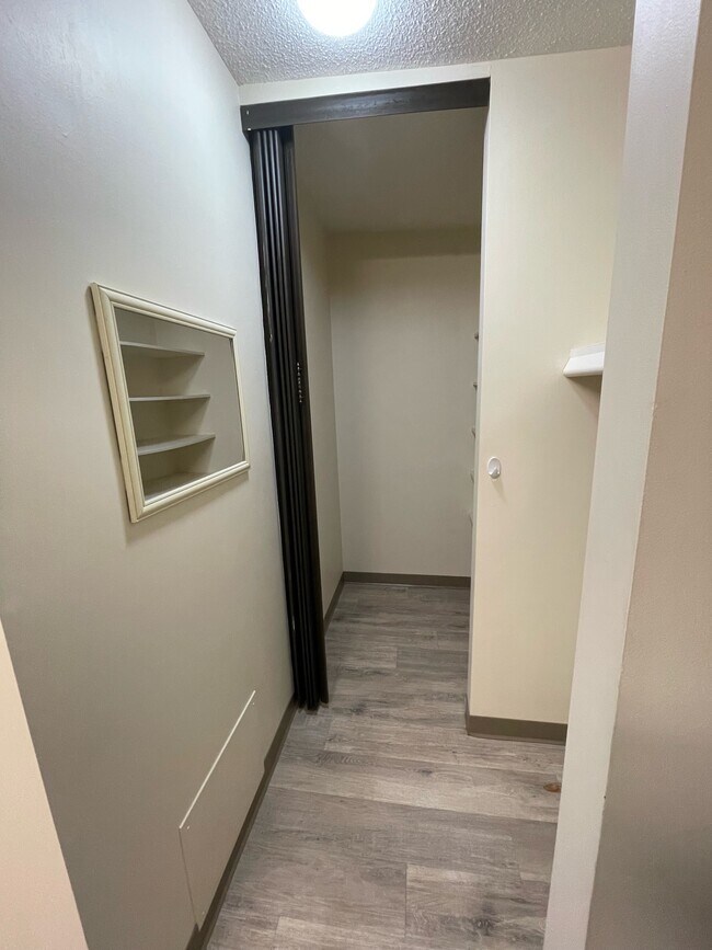 Photo du bâtiment - 13516-102 102 St NW