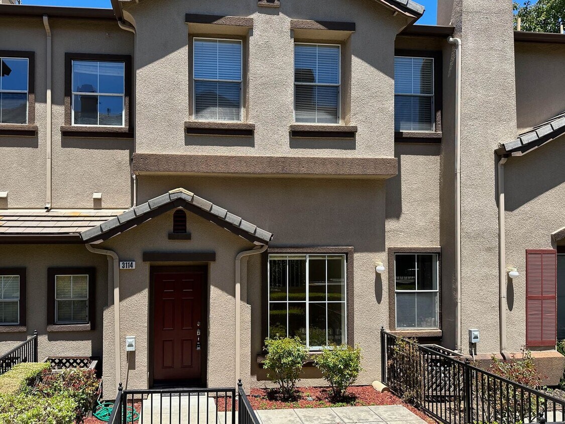 Primary Photo - Fresh and Bright 3 Bed 2.5 Bath Evergreen ...