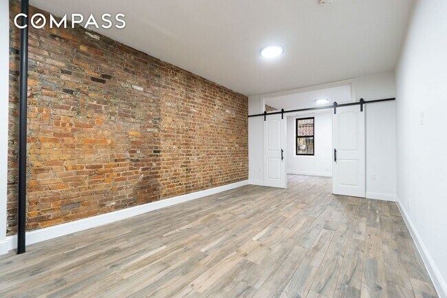 Foto del edificio - 315 E 5th St