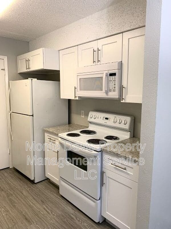 Foto del edificio - 11800 Alpheus Ave