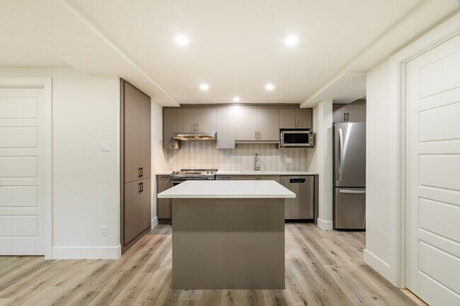 Building Photo - 9245 R. Saint-Denis