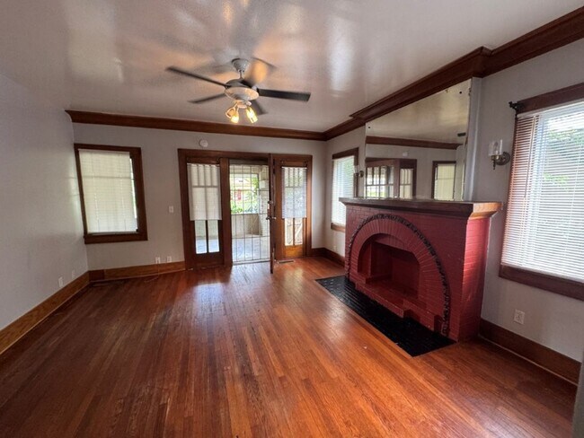 Foto del edificio - 2 bedrooms with sunroom, 1 bath , spacious...