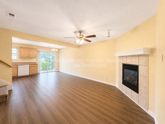 Foto del edificio - 10633 N Locust Ct