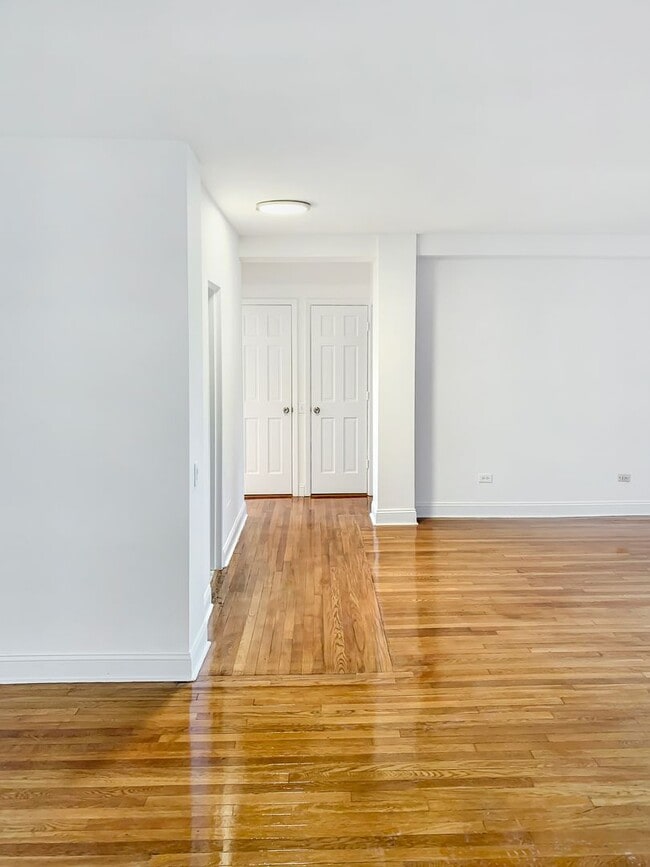 Foto del edificio - A prized destination in beautiful Forest Hill Garden, a place to call home