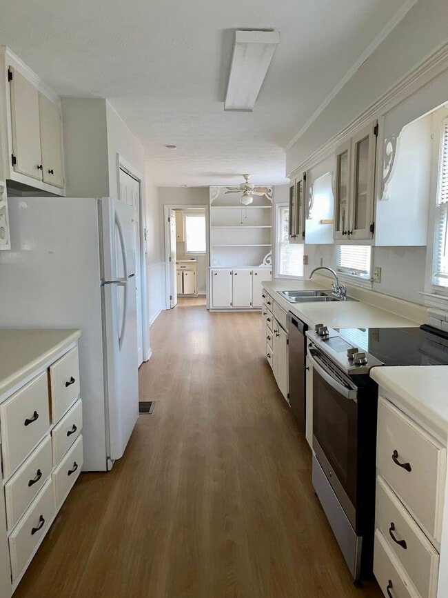 Foto del edificio - Spacious Updated 3 Bed/2 Bath Situated on a Private Lot!