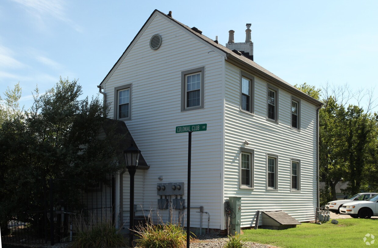 Building Photo - 401-412 Colonial Club Dr