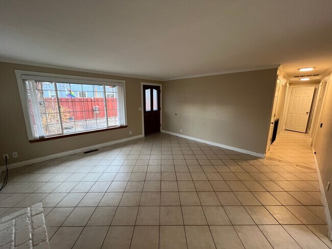 Foto del edificio - Single Level Home Close to Downtown Redmond - Yard Care Included