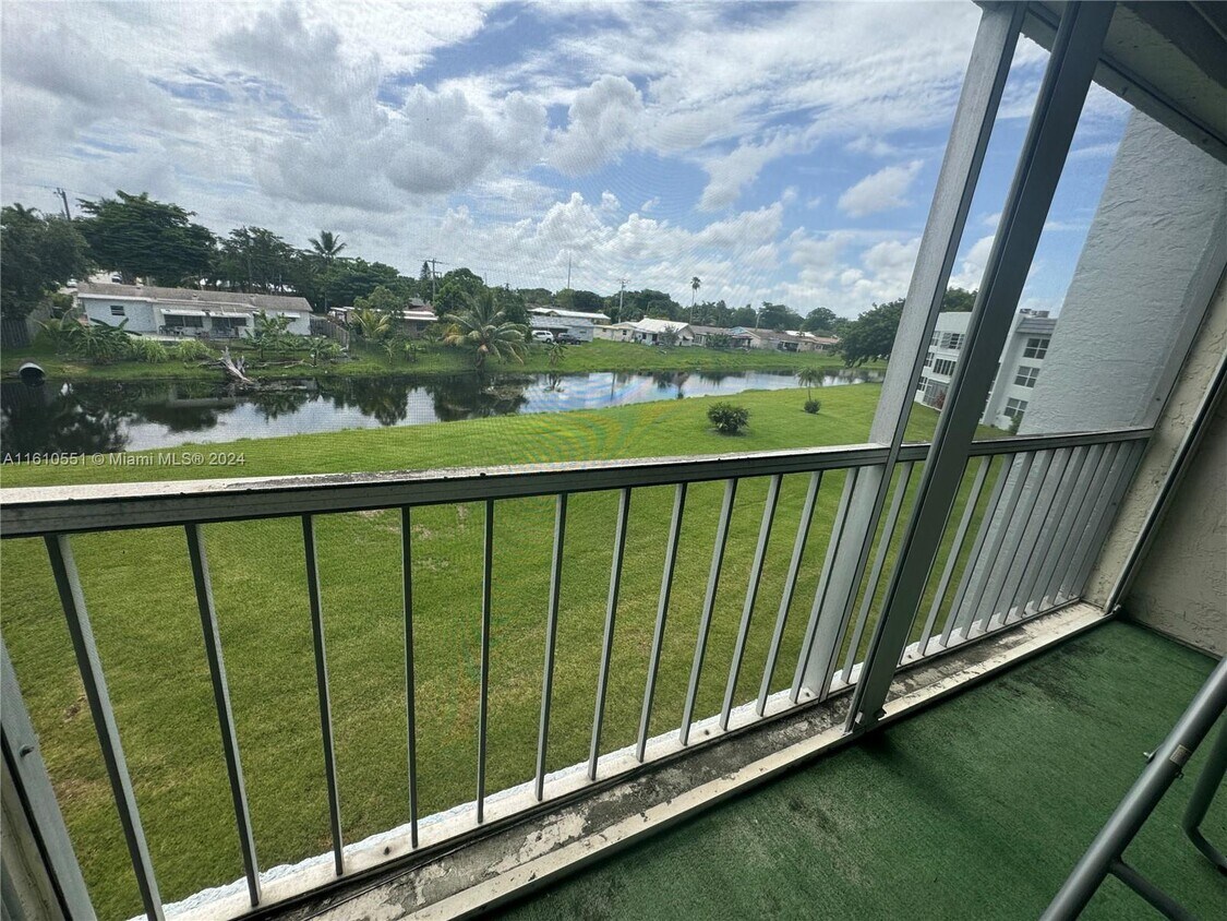 Building Photo - 6550 Royal Palm Blvd
