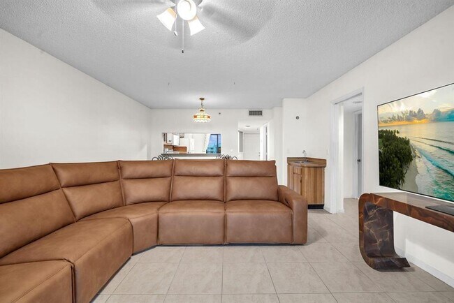 Building Photo - 2202 S Cypress Bend Dr