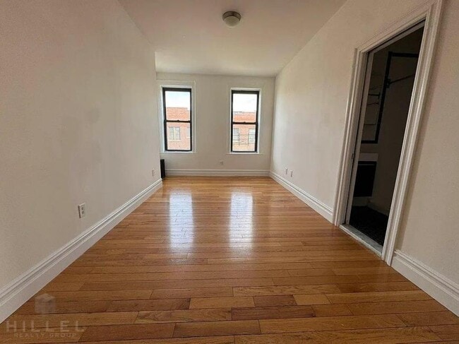 Foto del edificio - 3 bedroom in ASTORIA NY 11105