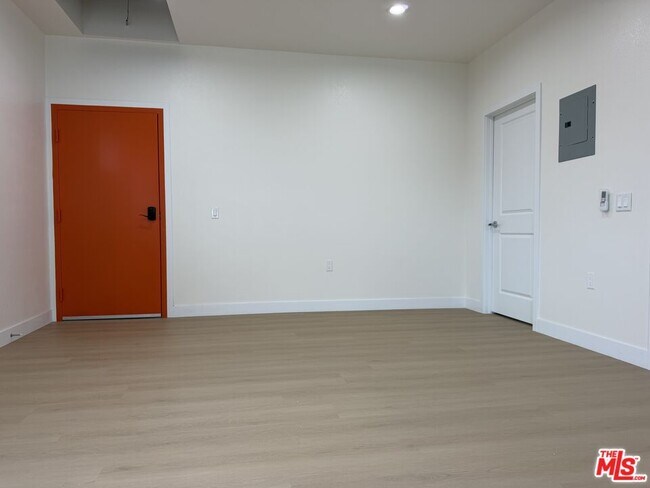 Foto del edificio - 235-235 1/2 N Chicago St