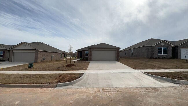 Building Photo - A Very Spacious and Beautiful 3 Bedroom 2 Bath Home in Yukon Schools