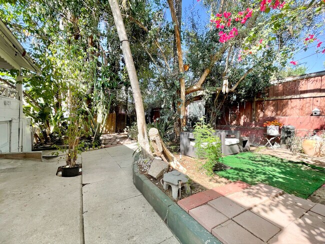 Building Photo - 2266 Cove Ave