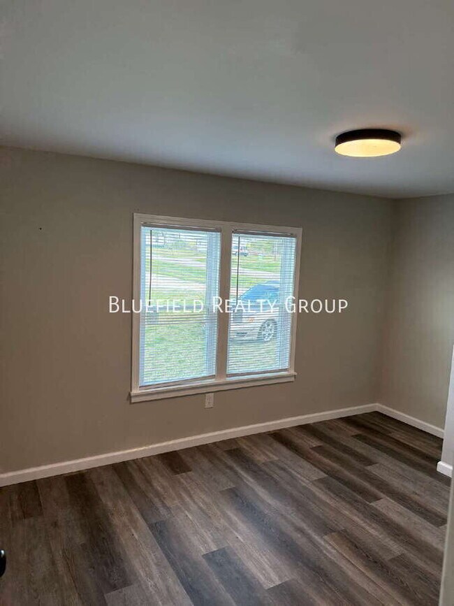 Foto del edificio - 723 Reynolds Rd