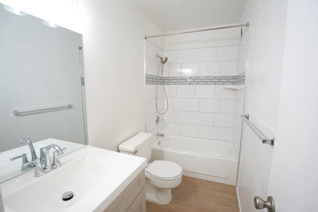 Foto del edificio - Renovated 1BR/1BA Condo w/ Parking & Large Lanai – Hale Hoaloha