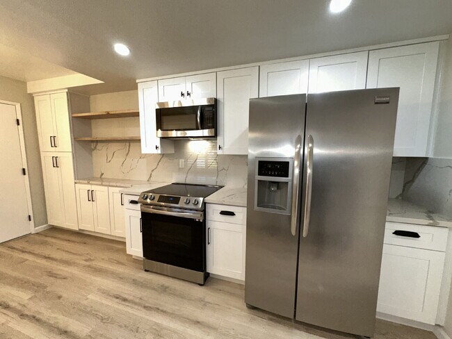 Foto del edificio - Enjoy Resort-Style 55+ Living in This Bright Camarillo Home