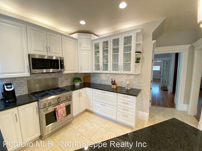 Foto del edificio - 4 br, 2.5 bath Apartment - 690 Neil Ave