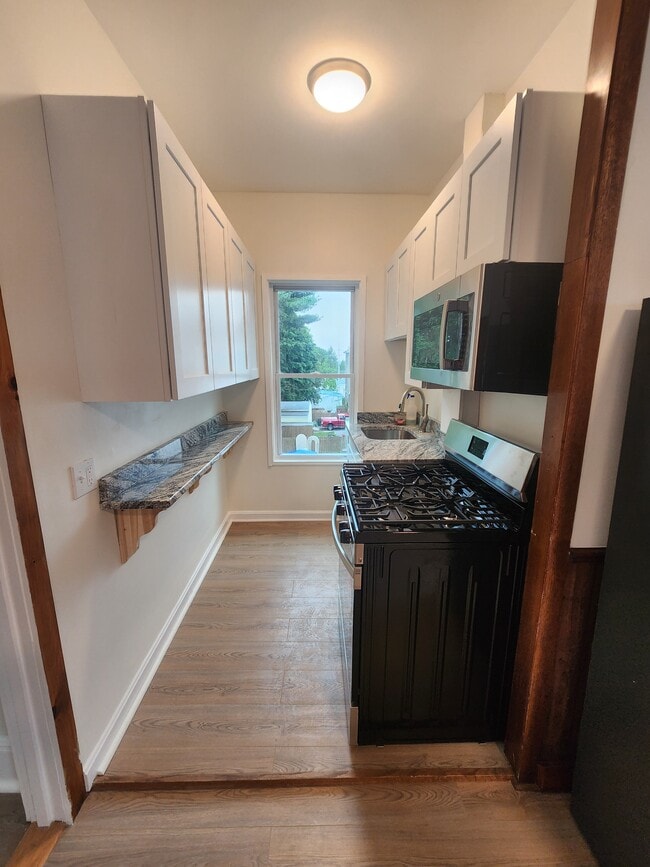 Kitchen - 843 Stafford Rd