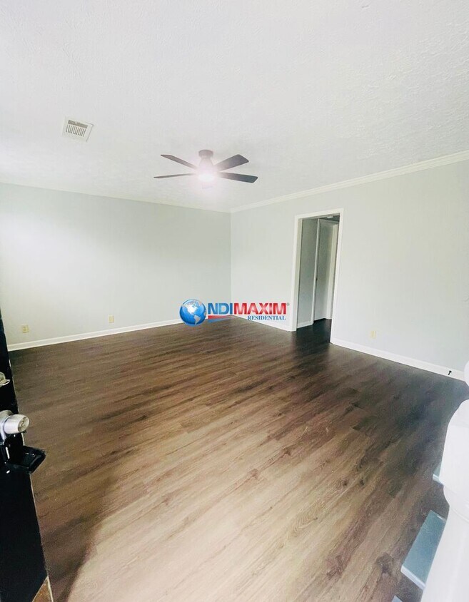 Building Photo - Renovated apartment part of a 4-plex in Sn...