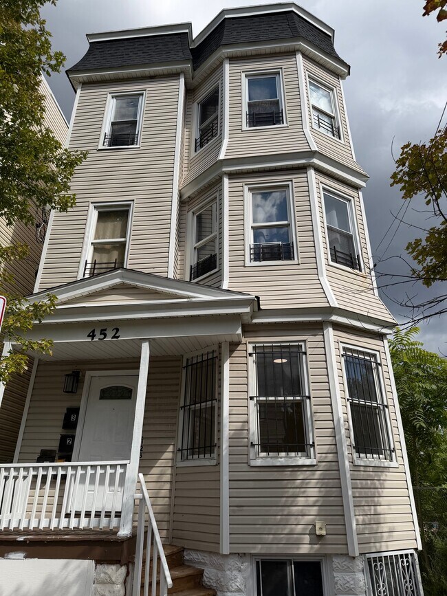 Building Photo - 452 S 13th St