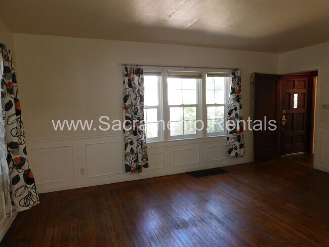 Building Photo - Charming 3bd/2ba House with 2 Car Garage n...
