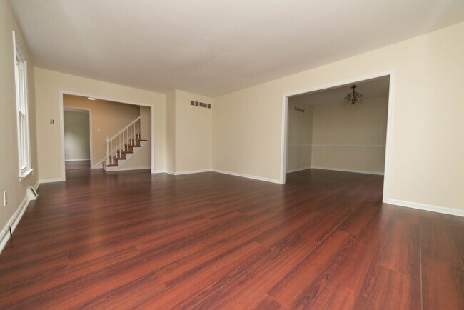 Foto del edificio - Rose Tree Media SD! Large yard, finished basement, attached garage, electric fireplace and comple...