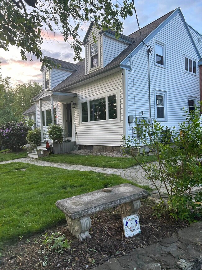 Foto del edificio - 293 Bear Hill Rd