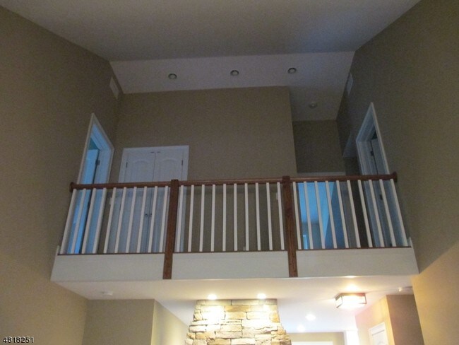 Foto del edificio - 76 Lake Shore Rd W