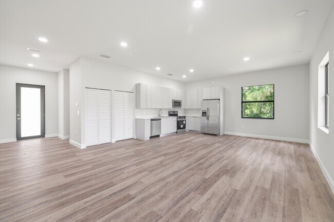 Photo - 827 Carpenter St E House